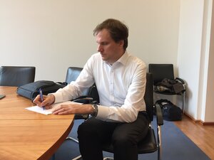 Hendrik Schäfer macht sich vor dem Gespräch Notizen. Zusammen mit Andy Bosch und Andreas Lutz ist Hendrik Sprecher der VGSD-Arbeitsgruppe Scheinselbstständigkeit