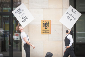 Teilnehmer der künstlerischen Protestaktion von VGSD/ IKiD