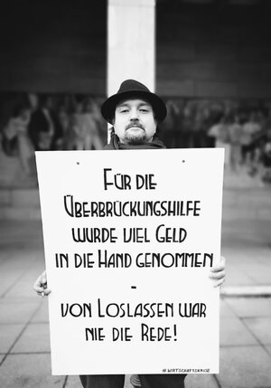 Dieses und weitere Fotos in der Galerie unten können im Rahmen der Berichterstattung über unsere künstlerische Protestaktion honorarfrei verwendet werden