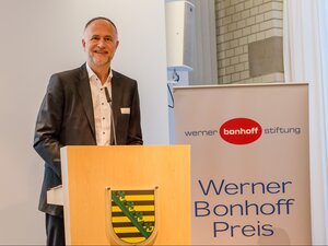 Andreas Lutz spricht das Grußwort des VGSD