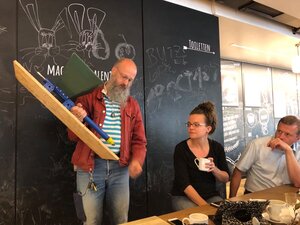 Ingo Reichart präsentiert seinen Prototypen "Extruder" für das Kunststoff-Recycling;