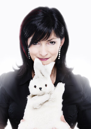 <br>Michelle Spillner betreibt viele Sparten der Zauberkunst - je nach Anlass - und kombiniert sie mit Kabarett oder Coaching: "Und ein Kaninchen gibt es auch, aus Plüsch. Das kann fliegen."