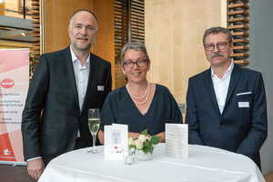 Andreas Lutz mit Christa Weidner und ihrem Ehemann Johannes Schumacher -