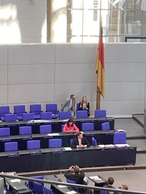 Blick vom Vorraum auf die noch teilweise besetzte Regierungsbank, in der untersten Reihe hat z.B. Staatssekretär Toncar den Platz von Finanzminister Lindner eingenommen