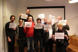 Auch in Berlin nutzen wir die Gelegenheit für ein Protestfoto im Rahmen der Aktion experten-stilltand