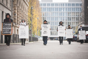 Teilnehmer der künstlerischen Protestaktion von VGSD/ IKiD