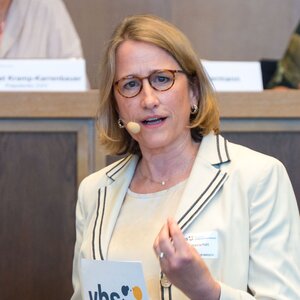 Julia von Westerholt ist seit April 2020 Verbandsdirektorin des Deutschen Volkshochschul-Verbandes