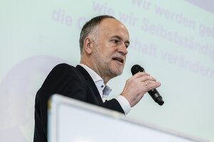 Andreas Lutz bei der Begrüßung zum Barcamptag