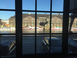 Die Veranstaltung fand in einer umgebauten Lagerhalle im Berliner Westhafen statt. Blick durch ein Fenster nach draußen.