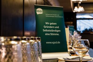 Gedeckte Tische mit neuen VGSD-Tischaufstellern