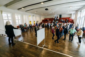 Von Doris Schuppe moderierte Aufstellung, die Whiteboards helfen bei der Orientierung