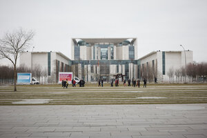 Vor dem Bundeskanzleramt: Der Fotograf und seine Kollegen wurden bei dieser Gelegenheit wegen einer nicht genehmigten Demonstration festgenommen