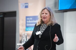 Networking-Expertin Monika Scheddin bei ihrem Vortrag