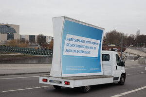 Nachdem überraschenden Verbot der BVG im Berliner Untergrund Plakate aufzuhängen sind die Plakate auf Lkws durch Berlin unterwegs