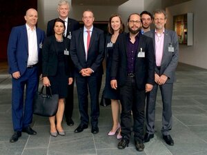 Termin im Bundeskanzleramt: In der Mitte Ministerialrat Helge Hassold (Bundeskanzleramt), rechts daneben (dritter v. r.): Tim Wessels für den VGSD