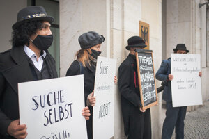 Teilnehmer der künstlerischen Protestaktion von VGSD/ IKiD