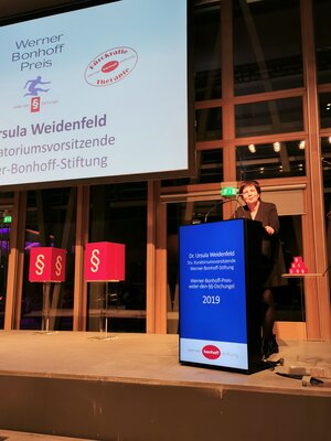 Die Wirtschaftsjournalistin Ursula Weidenfeld hält die Laudatio