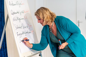 Claudia Kimich beim Sammeln von Themenvorschlägen für das Barcamp