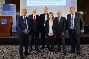 Die Diskussionsteilnehmer - Gruppenfoto mit Dame