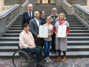 Hannovers OB Stefan Schostok (2. v. l.) überreichte unserer Regionalsprecherin Susi Freudenberg (1. v. r.) den Inklusionspreis.