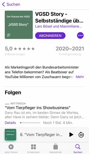 Nach dem Klick gelangst du zur Übersichtsseite. Hier findest du eine kurze Podcastbeschreibung und eine Übersicht über alle bislang erschienenen Folgen. Um keine Folge zu verpassen, bitte auf den "Abonnieren" Button klicken.