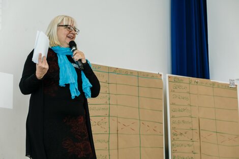 Barcamp-Moderatorin Doris Schuppe vor dem noch leeren Sessionplan ...