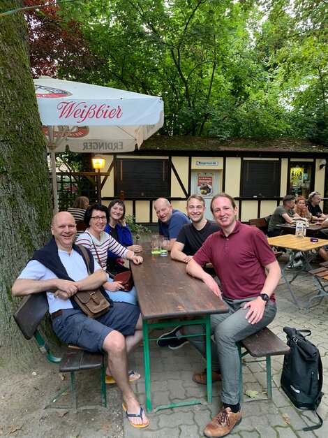 Eine schöne Erinnerung an unseren letzten, sehr entspannten Stammtisch im August: Hier saßen wir im Biergarten beisammen.