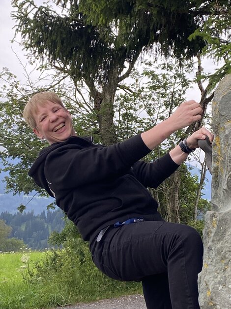 Karin Zweigler ist gerne unterwegs - wenn nicht für ihre Kunden, dann in den Bergen oder am Meer. Hier klettert sie bei einer Wanderung mit ihrer Regionalgruppe Allgäu.