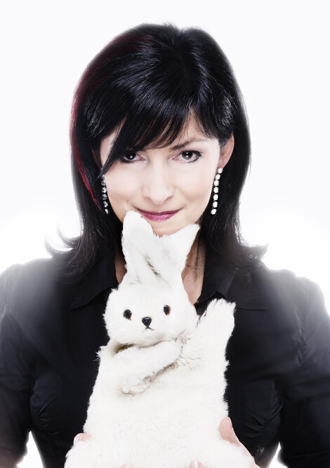 Michelle Spillner betreibt viele Sparten der Zauberkunst - je nach Anlass - und kombiniert sie mit Kabarett oder Coaching: "Und ein Kaninchen gibt es auch, aus Plüsch. Das kann fliegen."