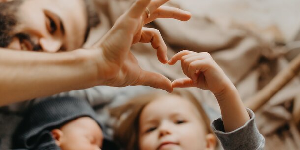 Licht am Horizont für Selbstständige mit Kind: Kleine Erfolge bei Mutterschutz, Kinderbetreuungskosten und Elterngeld in Sicht