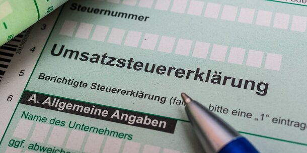 Keine Umsatzsteuererklärung mehr für Kleinunternehmer/innen: Die Erklärung, die niemand abgegeben hat, fällt weg