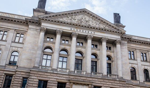 Entschließung zu Honorarlehrkräften: Bundesrat fordert gesetzliche Neuregelung des Statusfeststellungsverfahrens