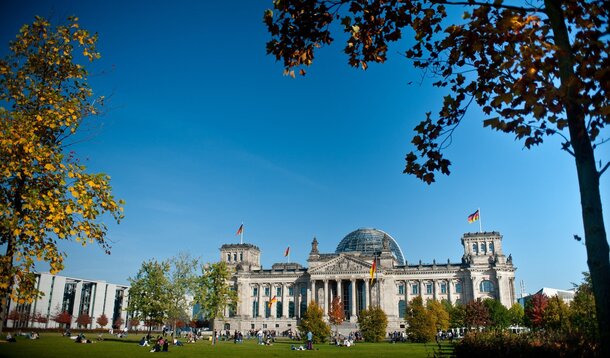 Bundestag hat reihenweise Scheinselbstständige eingesetzt