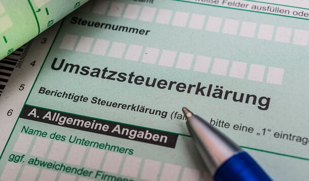 Keine Umsatzsteuererklärung mehr für Kleinunternehmer/innen: Die Erklärung, die niemand abgegeben hat, fällt weg