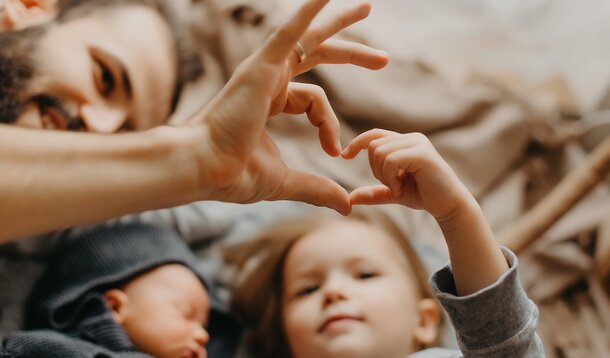 Licht am Horizont für Selbstständige mit Kind: Kleine Erfolge bei Mutterschutz, Kinderbetreuungskosten und Elterngeld in Sicht