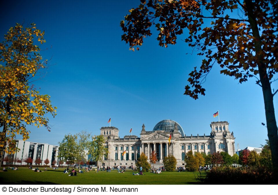 Die Wiese vor dem Reichtstagsgebäude lädt zum Crowdworking mit Laptop oder Smartphone ein  -