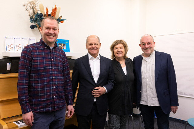 Martin Behm (l.) mit Bundeskanzler Olaf Scholz und den beiden Musikschul-Mitinhaber/innen Katrin Morgenstern und Andreas Betheau (v. l. n. r.)