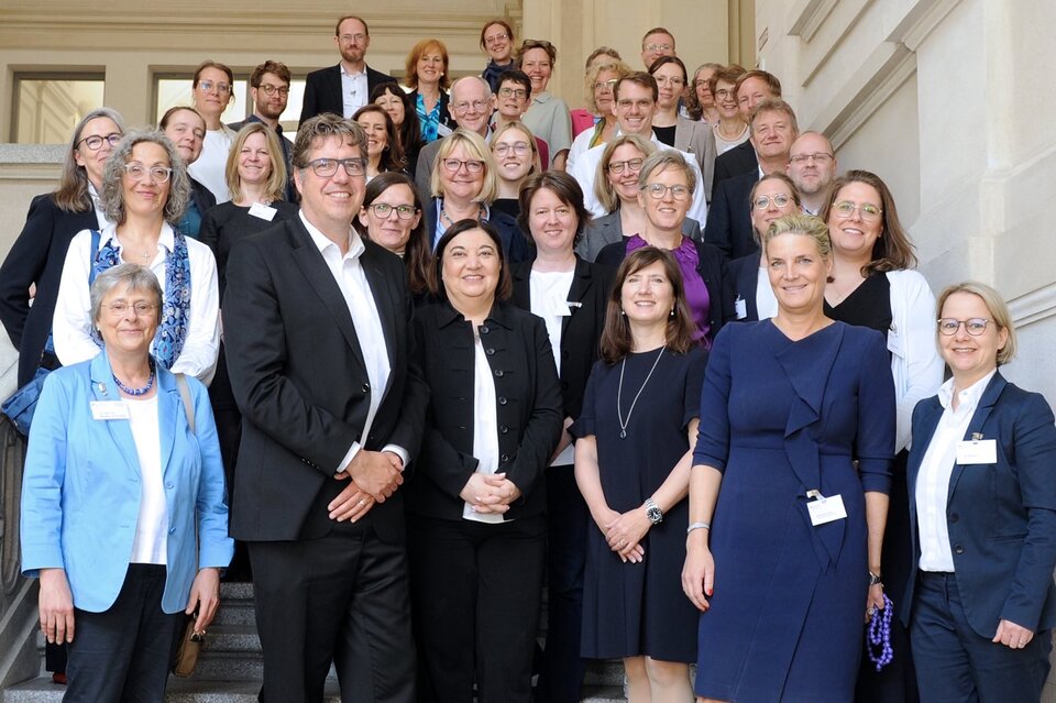 Vera Dietrich beim Workshop im Wirtschaftsministerium am 5. Juni 2024 (2. Reihe ganz links)