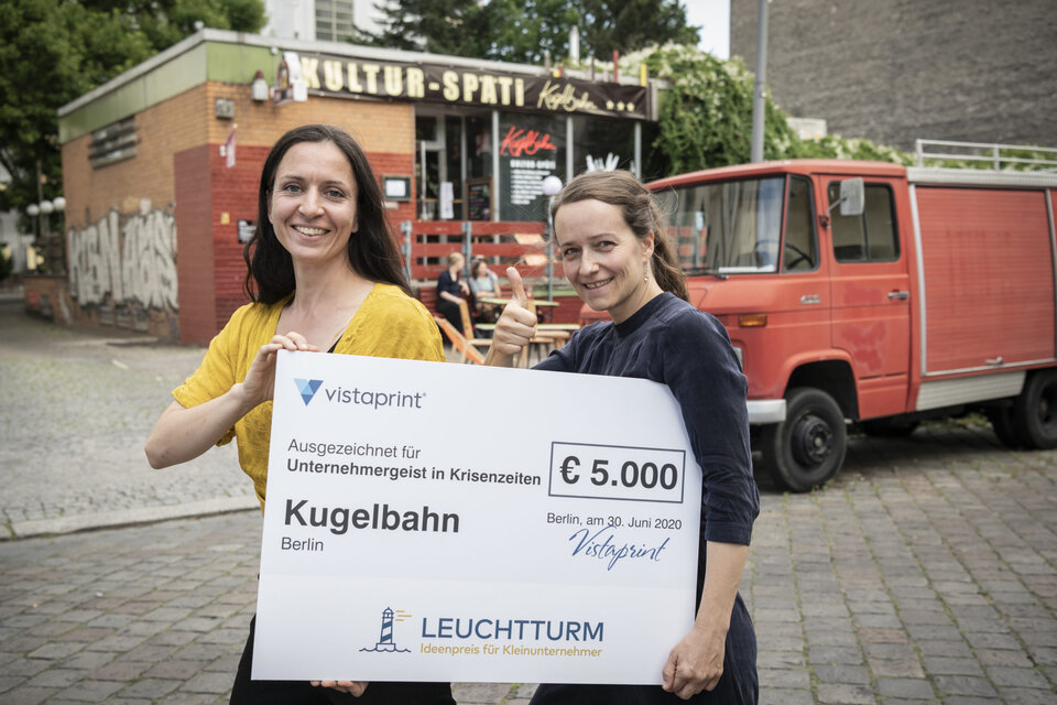 Der erste Gewinner steht bereits fest, ein Scheck über 5.000 Euro wurde überreicht. Weitere Infos