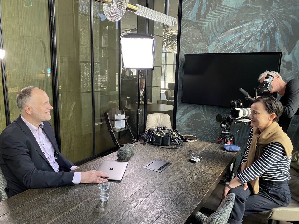 Andreas Lutz im Gespräch mit TV-Journalistin Astrid Spiegelberg