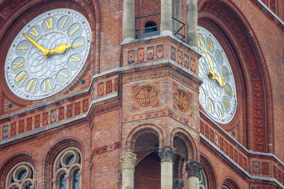 Das Rote Rathaus ist der Sitz des Berliner Senats, hier ein Detail des Uhrenturms