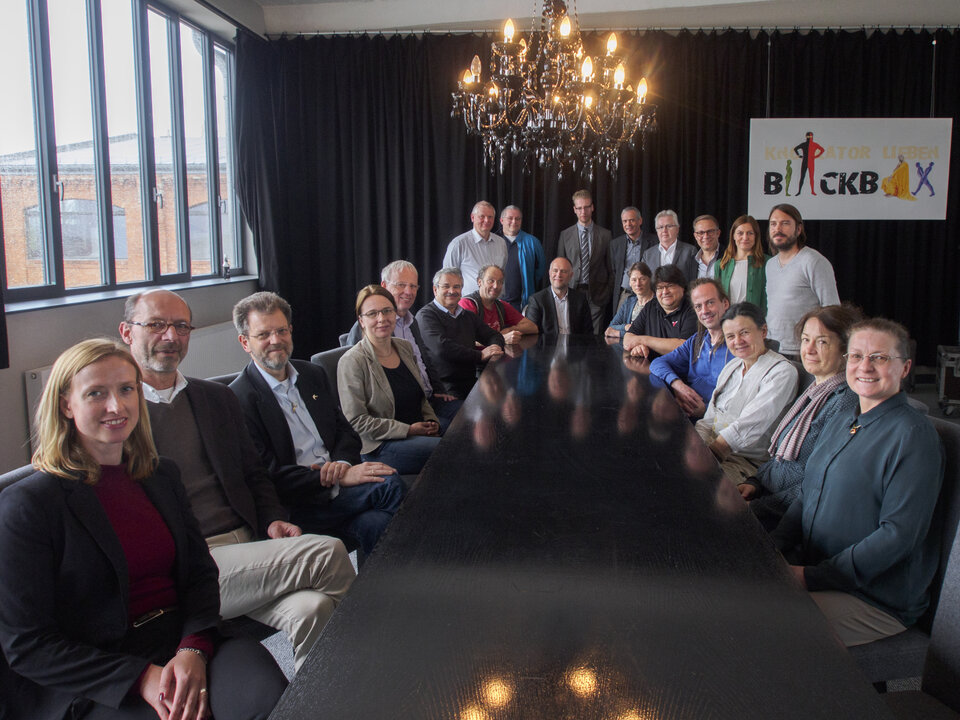 Die Teilnehmer am Verbändetreffen nach dem gemeinsamen Mittagessen, Fotograf: Jan-Peter Wahlmann (AGD)