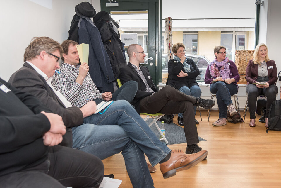 Hendrik Schäfer aus Essen (mit Stimmkarten): Er ist in der Arbeitsgruppe Scheinselbstständigkeit engagiert und erstellt zusammen mit Udo Wagner (konnte leider nicht kommen) unsere Presseschau