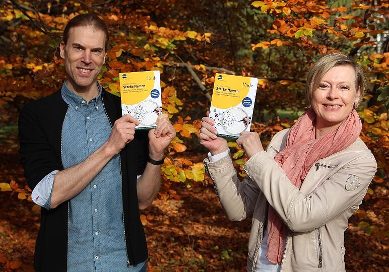 Aller Anfang ist ein guter Name: Die Autoren präsentieren stolz ihr neues Buch