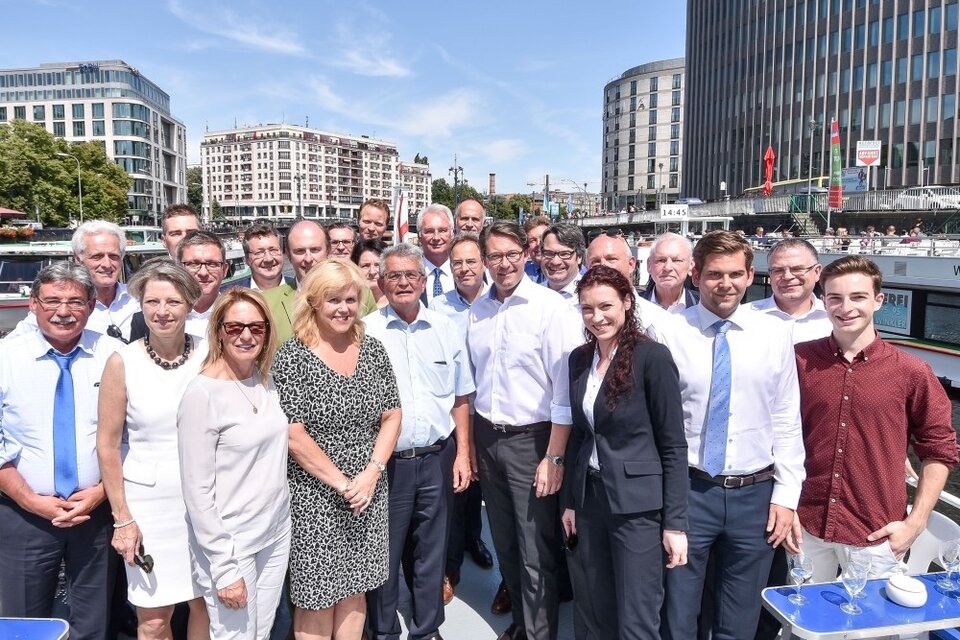 Gruppenfoto mit den Bundesverkehrsministern Andreas Scheuer (Mitte) und Peter Ramsauer (rechts)