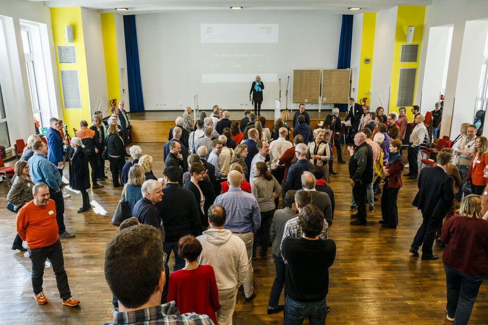 Was hier passiert? Lasst euch überraschen, was Moderatorin Doris Schuppe beim Barcamp vorhat. Wir bleiben auf jeden Fall in Bewegung!