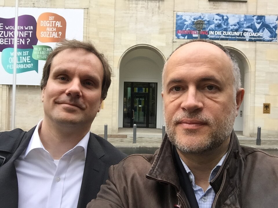 Hendrik Schäfer und Andreas Lutz vor dem Bundesarbeitsministerium (BMAS)