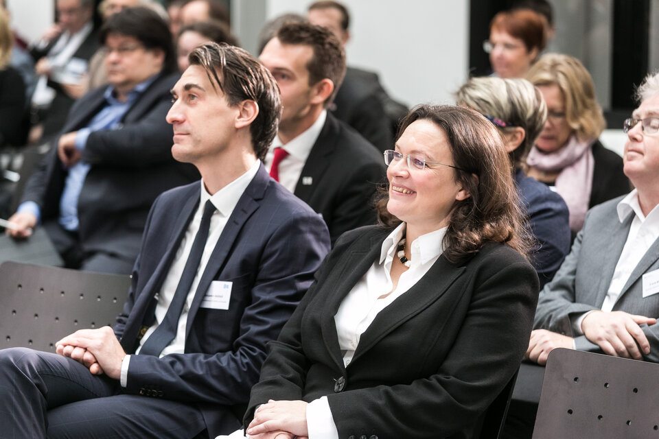 Bundesarbeitsministerin Nahles mit Benjamin Mikfeld, dem Leiter der Grundsatzabteilung